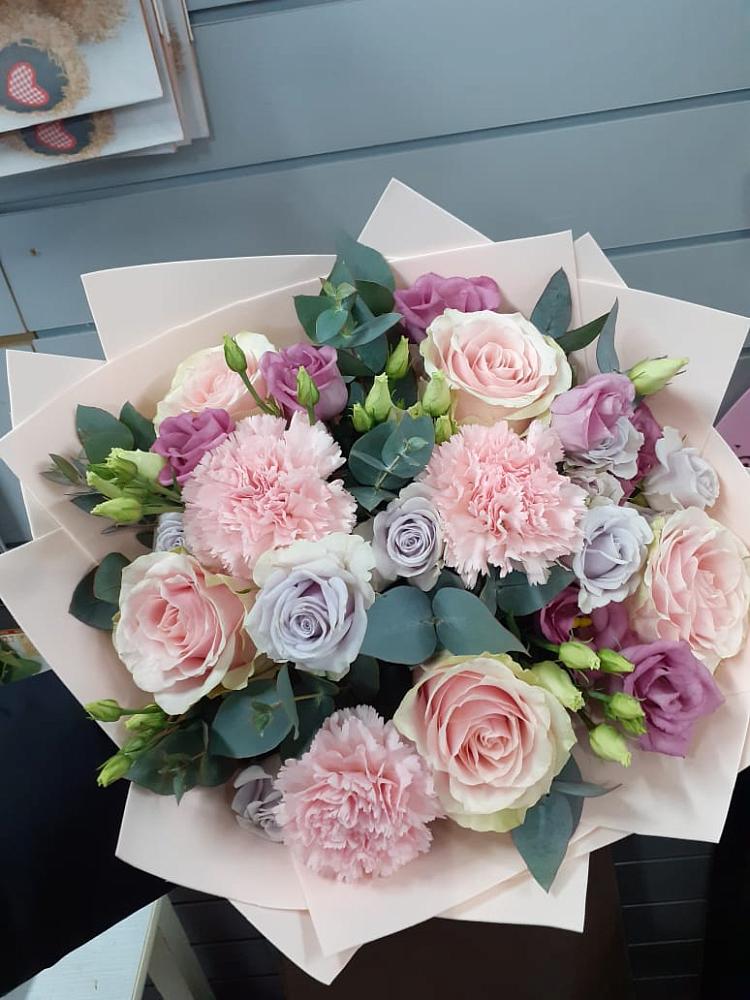 Букет цветов из: Розы, Гвоздики и Лизиантусы в Масловой Пристани