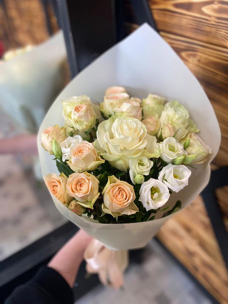 Букет цветов из: Розы и Лизиантусы в Масловой Пристани